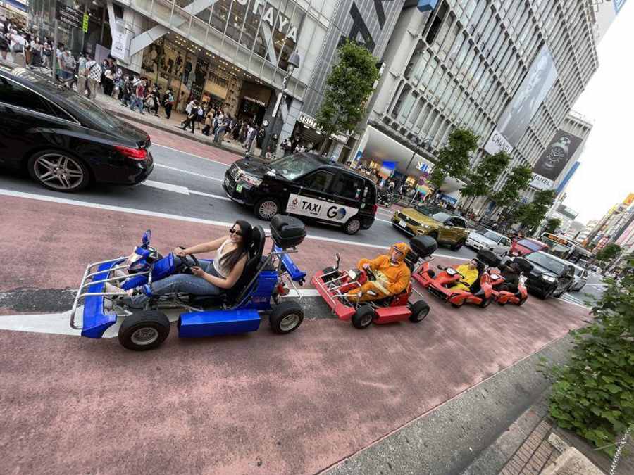 변장을 하고 도쿄 시내를 고카트로 달리기