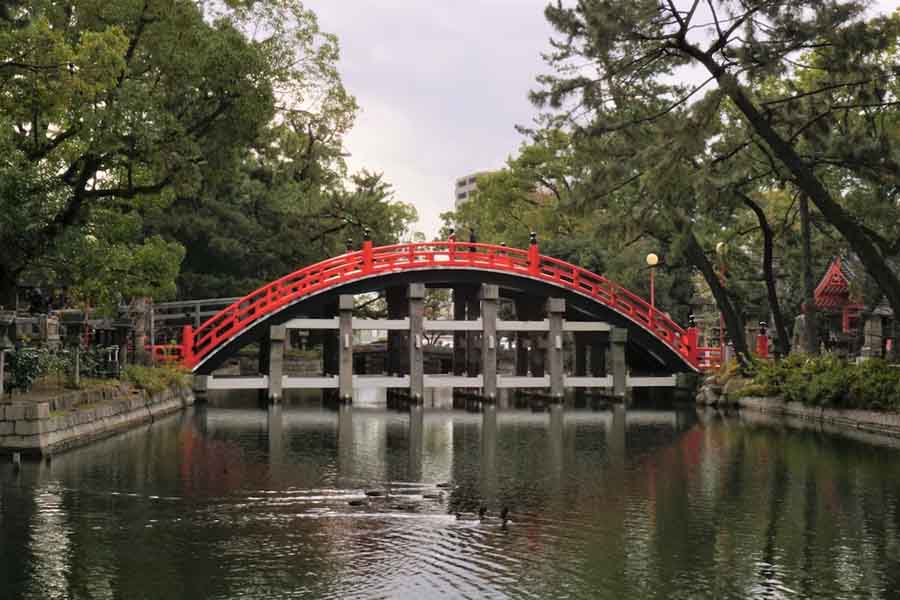 Visit the Sumiyoshi Taisha Shrine